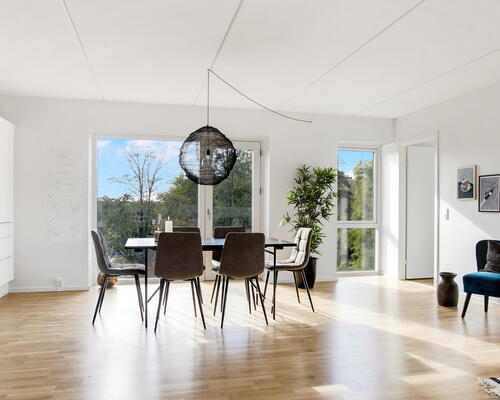 God 2-vær. bolig øverst i ejendommen. Gulvvarme og elevator. Central beliggenhed. Alt i hårde hvidevarer. Hems