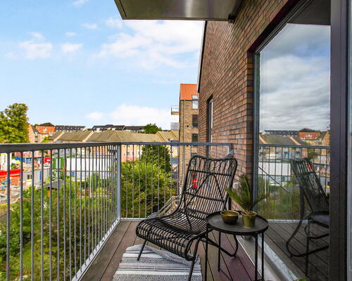 God 2-vær. bolig øverst i ejendommen. Gulvvarme og elevator. Central beliggenhed. Alt i hårde hvidevarer. Hems