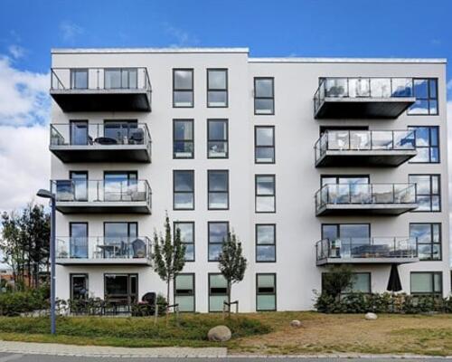 Lækker møbleret lejlighed med stor solrig altan | Hillerød