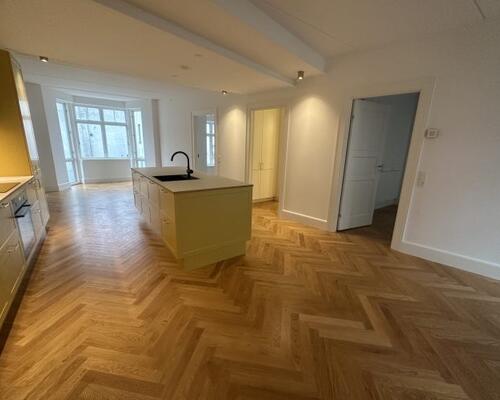 Flot kvalitetslejlighed med altan udlejes i hjertet af Aarhus C.