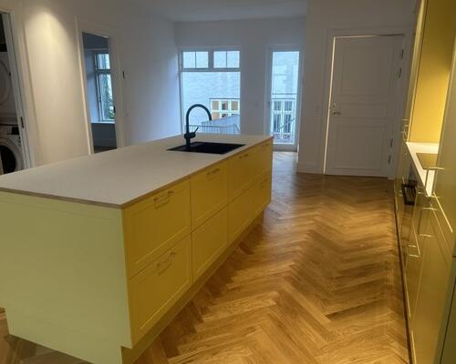 Flot kvalitetslejlighed med altan udlejes i hjertet af Aarhus C.