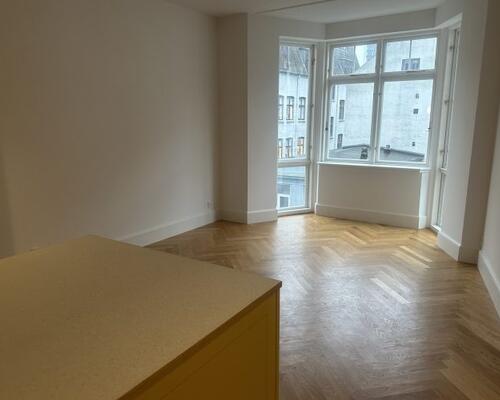 Flot kvalitetslejlighed med altan udlejes i hjertet af Aarhus C.