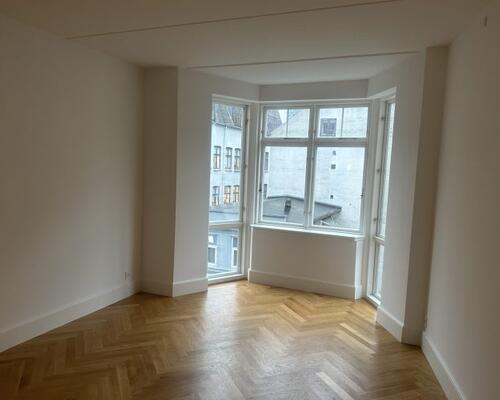 Flot kvalitetslejlighed med altan udlejes i hjertet af Aarhus C.