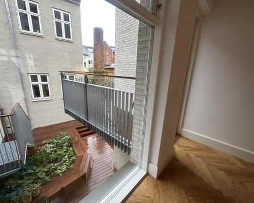 Flot kvalitetslejlighed med altan udlejes i hjertet af Aarhus C.