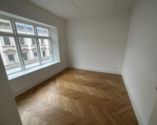 Flot kvalitetslejlighed med altan udlejes i hjertet af Aarhus C.