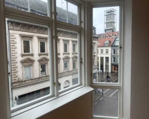 Flot kvalitetslejlighed med altan udlejes i hjertet af Aarhus C.
