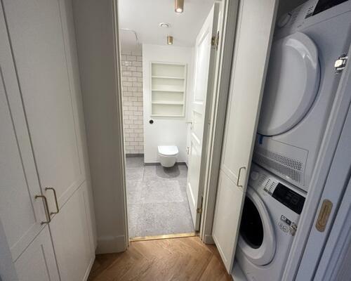 Flot kvalitetslejlighed med altan udlejes i hjertet af Aarhus C.