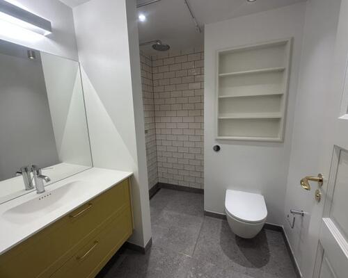 Flot kvalitetslejlighed med altan udlejes i hjertet af Aarhus C.