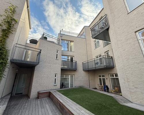 Flot kvalitetslejlighed med altan udlejes i hjertet af Aarhus C.