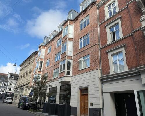 Flot kvalitetslejlighed med altan udlejes i hjertet af Aarhus C.