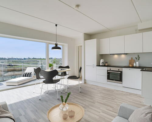 Egedal Stationsby - Lys 3 værelses lejebolig med stor altan og udsigt over markerne