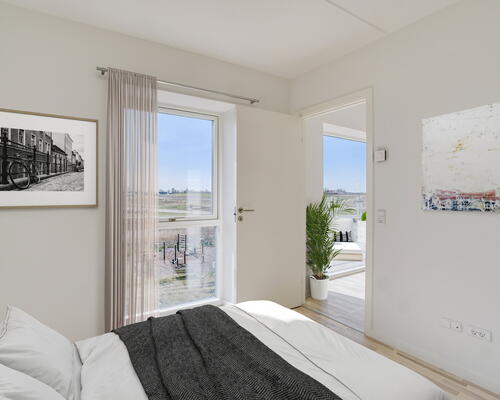 Egedal Stationsby - Lys 3 værelses lejebolig med stor altan og udsigt over markerne