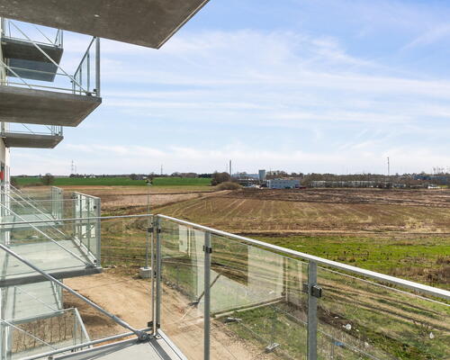 Egedal Stationsby - Lys 3 værelses lejebolig med stor altan og udsigt over markerne