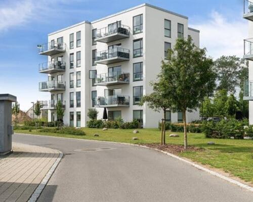 Lækker møbleret lejlighed med stor solrig altan | Hillerød