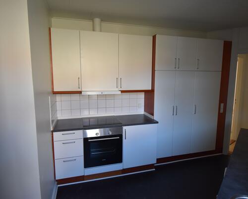 Stor renoveret delevenlig lejlighed på Frederiksbjerg. Elevator i ejendommen.