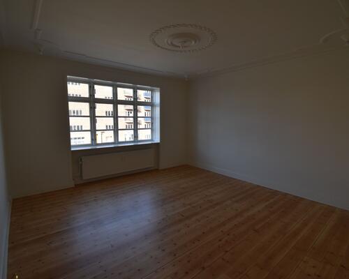 Stor renoveret delevenlig lejlighed på Frederiksbjerg. Elevator i ejendommen.