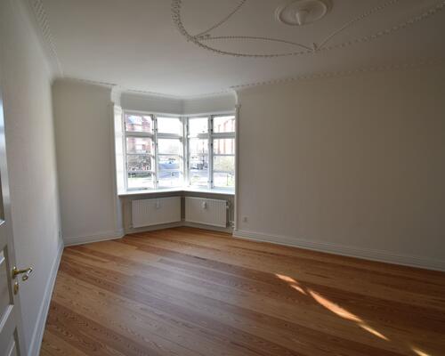 Stor renoveret delevenlig lejlighed på Frederiksbjerg. Elevator i ejendommen.