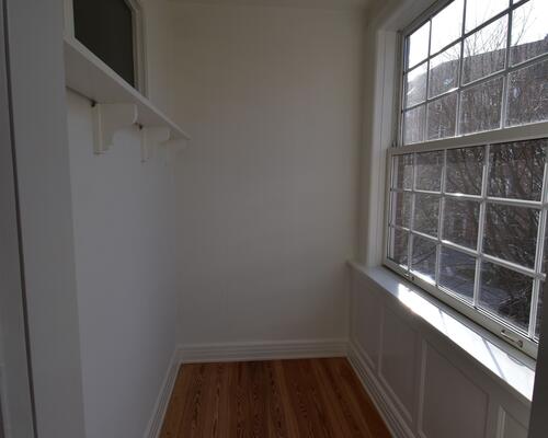 Stor renoveret delevenlig lejlighed på Frederiksbjerg. Elevator i ejendommen.