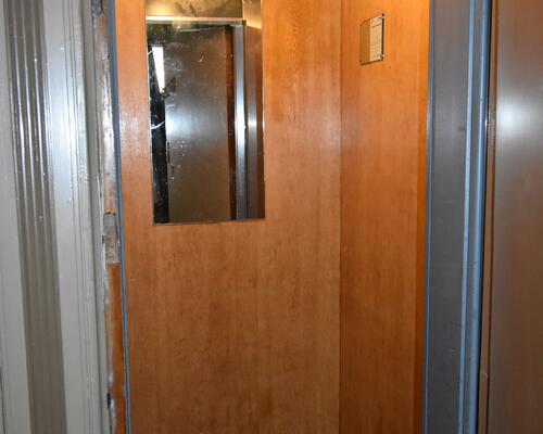 Stor renoveret delevenlig lejlighed på Frederiksbjerg. Elevator i ejendommen.