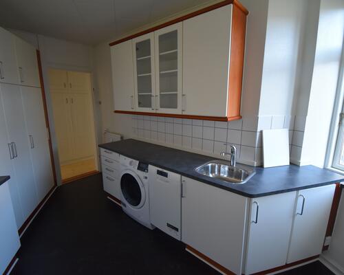 Stor renoveret delevenlig lejlighed på Frederiksbjerg. Elevator i ejendommen.