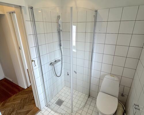 Unik og rummelig lejlighed i Charlottenlund