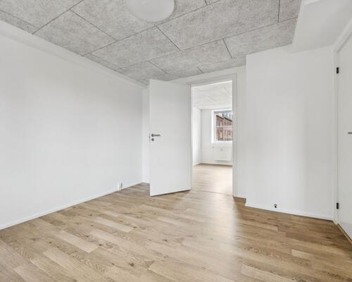 Flot lys og rummelig 2-værelses lejlighed