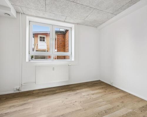 Flot lys og rummelig 2-værelses lejlighed