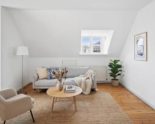 Lys 2-værelses på 48 m2 med charme under taget – tæt på bus, indkøb og træning