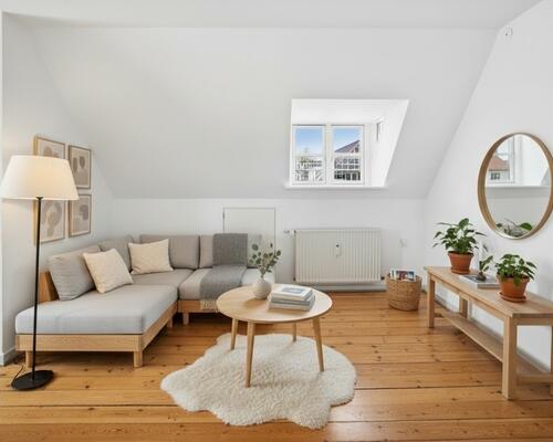 Lys 2-værelses på 48 m2 med charme under taget – tæt på bus, indkøb og træning