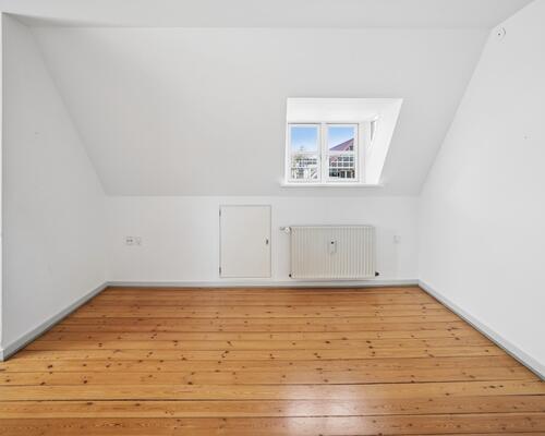 Lys 2-værelses på 48 m2 med charme under taget – tæt på bus, indkøb og træning