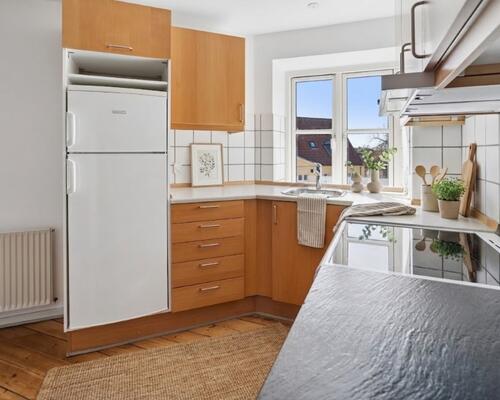 Lys 2-værelses på 48 m2 med charme under taget – tæt på bus, indkøb og træning