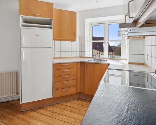 Lys 2-værelses på 48 m2 med charme under taget – tæt på bus, indkøb og træning