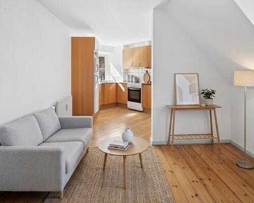 Lys 2-værelses på 48 m2 med charme under taget – tæt på bus, indkøb og træning