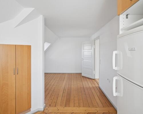 Lys 2-værelses på 48 m2 med charme under taget – tæt på bus, indkøb og træning