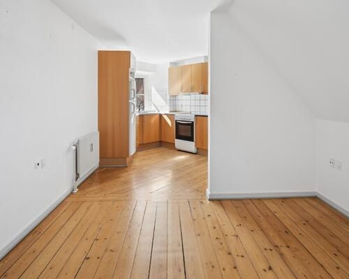 Lys 2-værelses på 48 m2 med charme under taget – tæt på bus, indkøb og træning