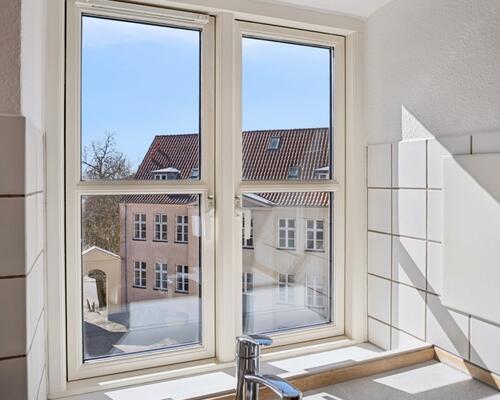 Lys 2-værelses på 48 m2 med charme under taget – tæt på bus, indkøb og træning