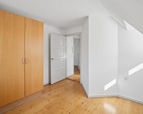 Lys 2-værelses på 48 m2 med charme under taget – tæt på bus, indkøb og træning