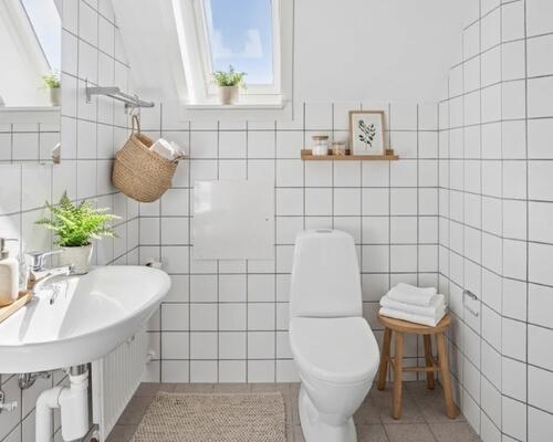 Lys 2-værelses på 48 m2 med charme under taget – tæt på bus, indkøb og træning