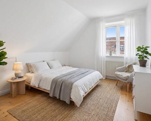 Lys 2-værelses på 48 m2 med charme under taget – tæt på bus, indkøb og træning