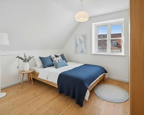 Lys 2-værelses på 48 m2 med charme under taget – tæt på bus, indkøb og træning