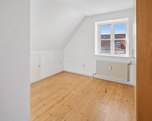 Lys 2-værelses på 48 m2 med charme under taget – tæt på bus, indkøb og træning