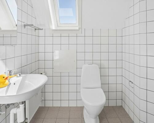 Lys 2-værelses på 48 m2 med charme under taget – tæt på bus, indkøb og træning