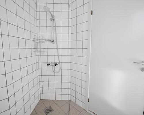 Lys 2-værelses på 48 m2 med charme under taget – tæt på bus, indkøb og træning