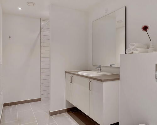 Lys 2-værelses bolig med solrig altan. Depotrum i kælderen, og tæt på indkøb og natur