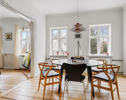 Stor 7-værelses lejlighed i stueplan ved byparken