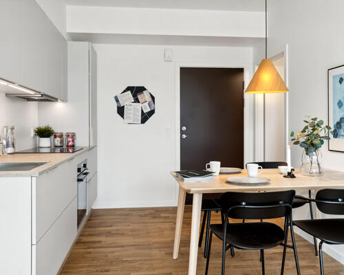 Skøn 3-værelses lejlighed med altan.