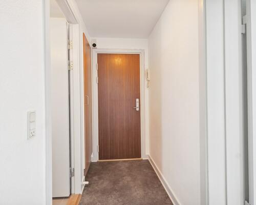 Bo i grønne omgivelser med egen altan