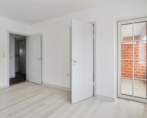 Bo i grønne omgivelser med egen altan