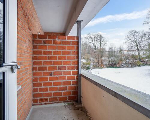 Bo i grønne omgivelser med egen altan