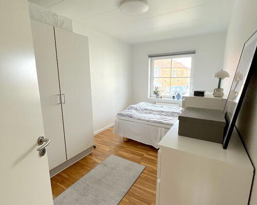 Attraktiv 2-værelses lejlighed med solrig terrasse, og husdyr tilladt